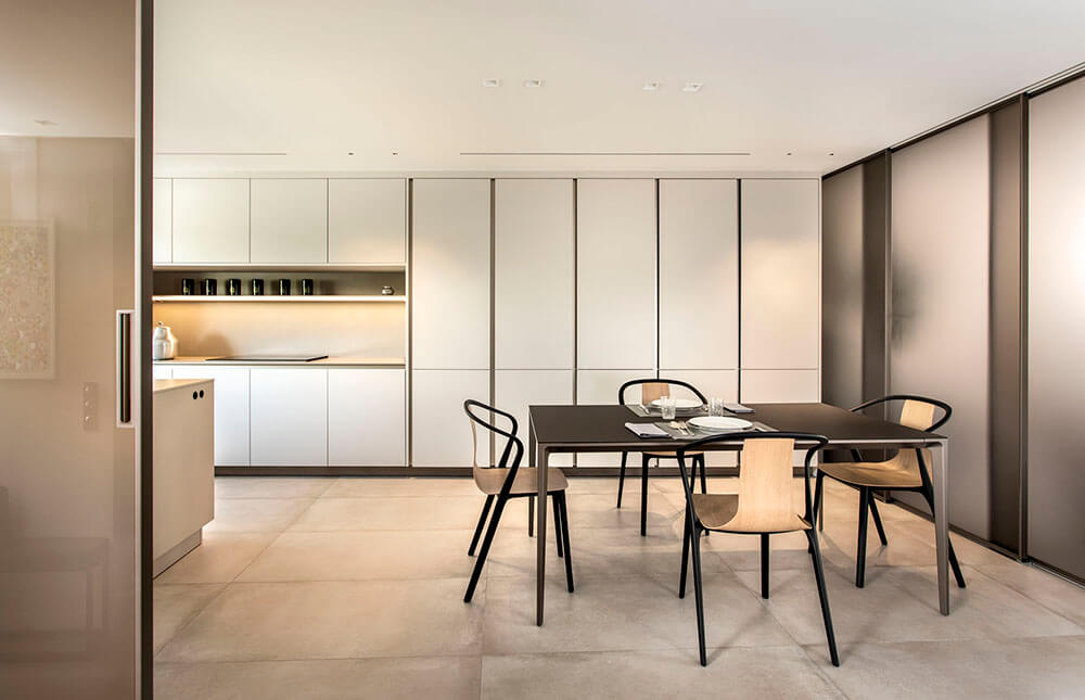 Proyecto diseñado por ICONNO de cocina S2 Pure Siematic color blanco titanio con paneles correderos velaria Rimadesio color bronce