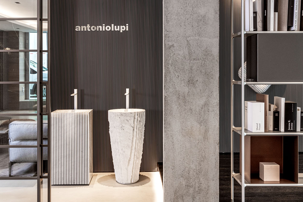Showroom antoniolupi, lavabos de diseño Controverso