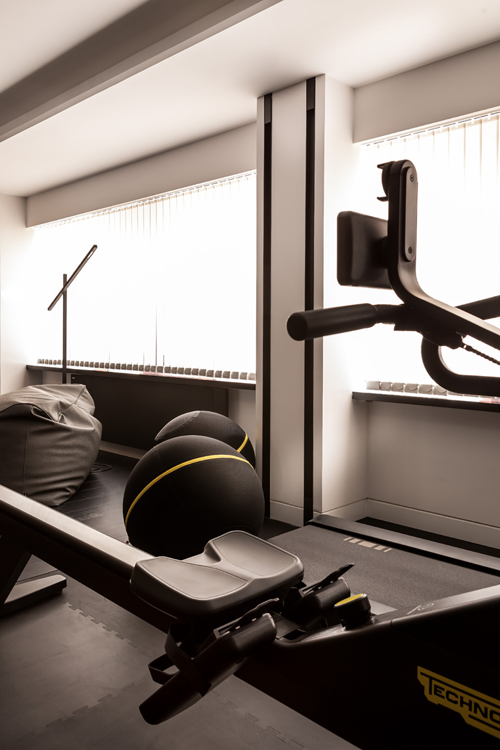 Velazquez Wellness Puff Gandia Blasco lampara Davide Groppi maquinas Technogym