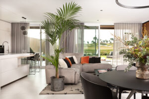 Vivienda La Finca salón abierto a jardín